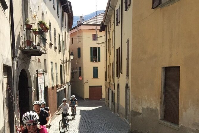 Group Bike Tour: Onno & Ghisallino (E-bikes and Road bikes) - The 9:00 a.m. start: check-in, bike fit, and getting on the road